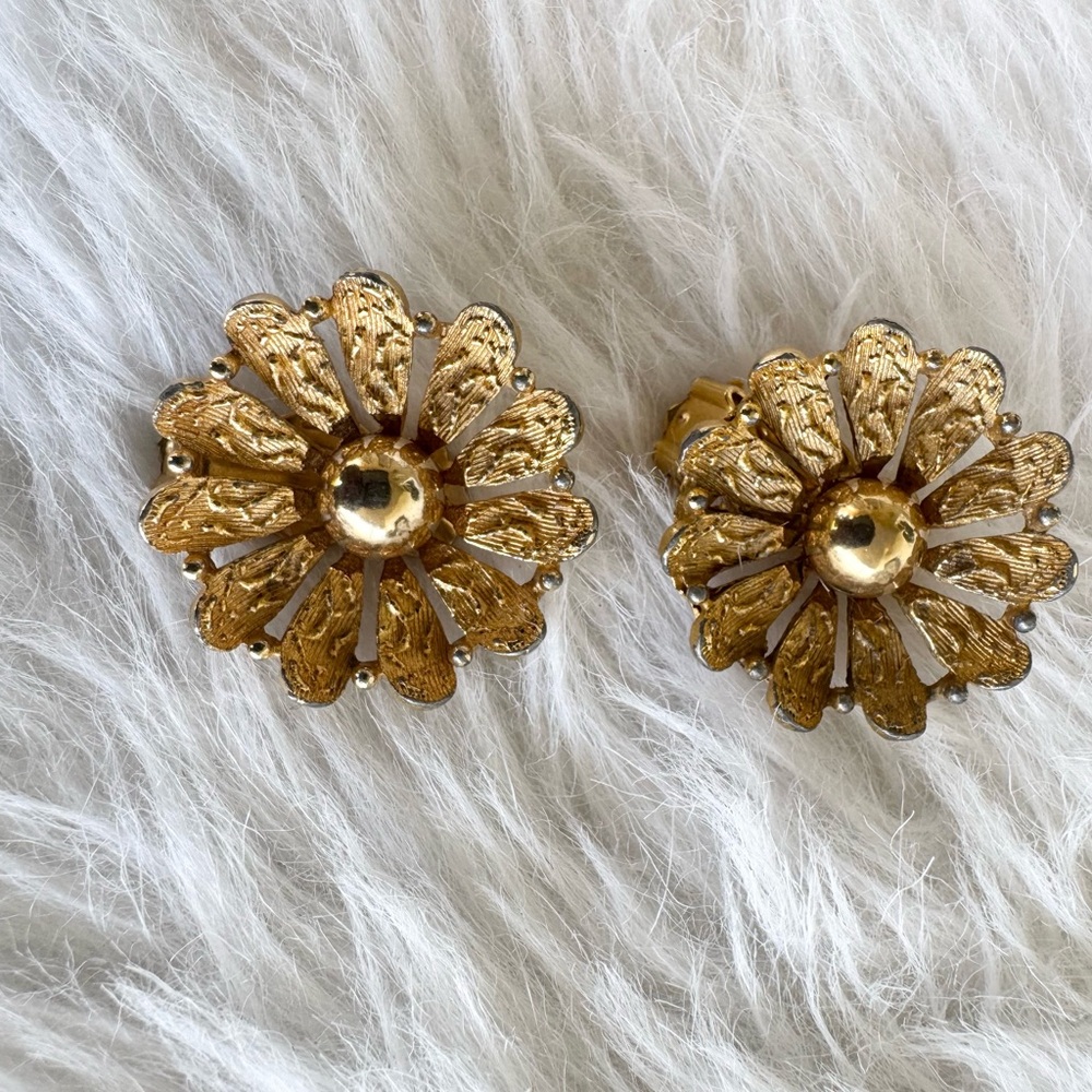 Vintage Flower Petals Gold Tone Clip on Earrings‎